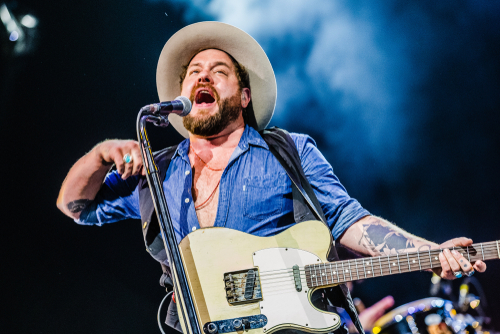 Nathanie Rateliff performing