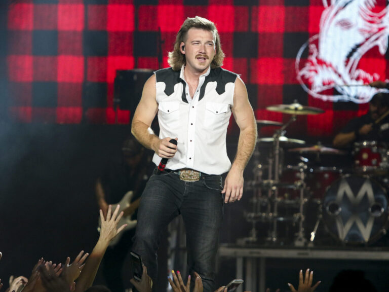 Morgan Wallen performing