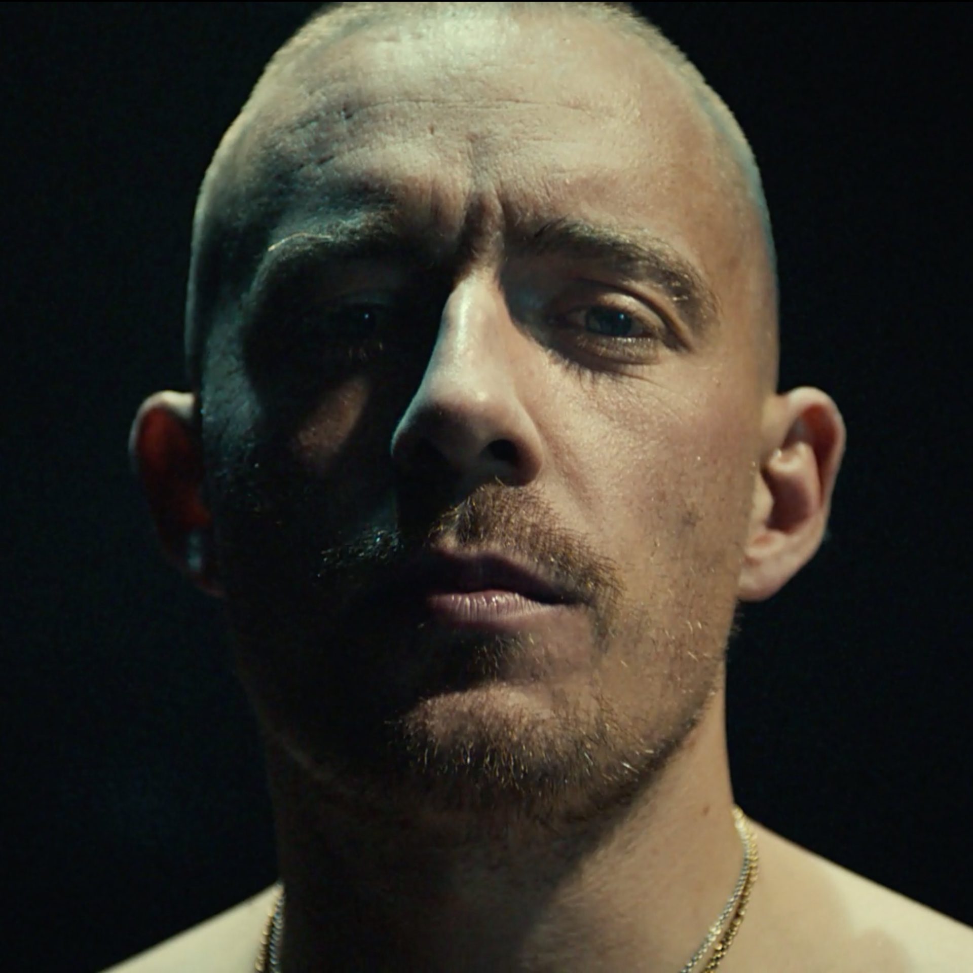 Dermot Kennedy Embarks On "Sonder Street Sessions" Busking Tour • Music