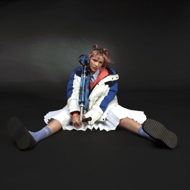 Lolo Zouaï for her single "Scooter"