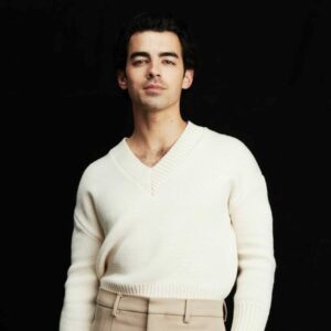 Joe Jonas go it alone