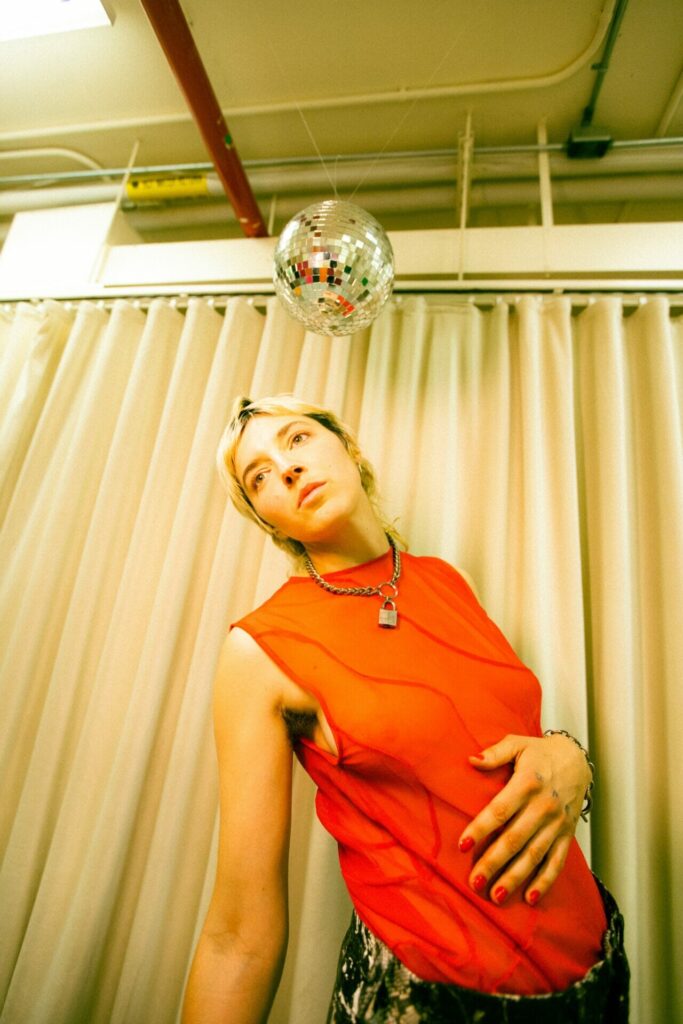 Genre-bending singer, songwriter, musician and producer Caroline Rose reinvents themself with The Art Of Forgetting. 