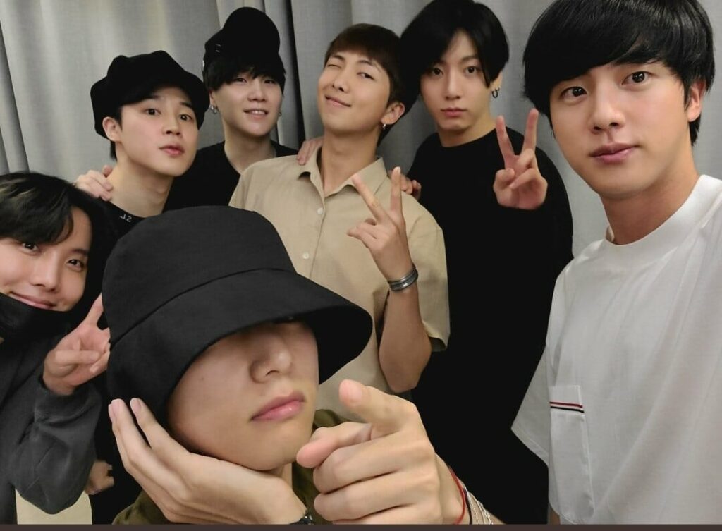BTS posing for a photo. Credits for the picture are in the caption.